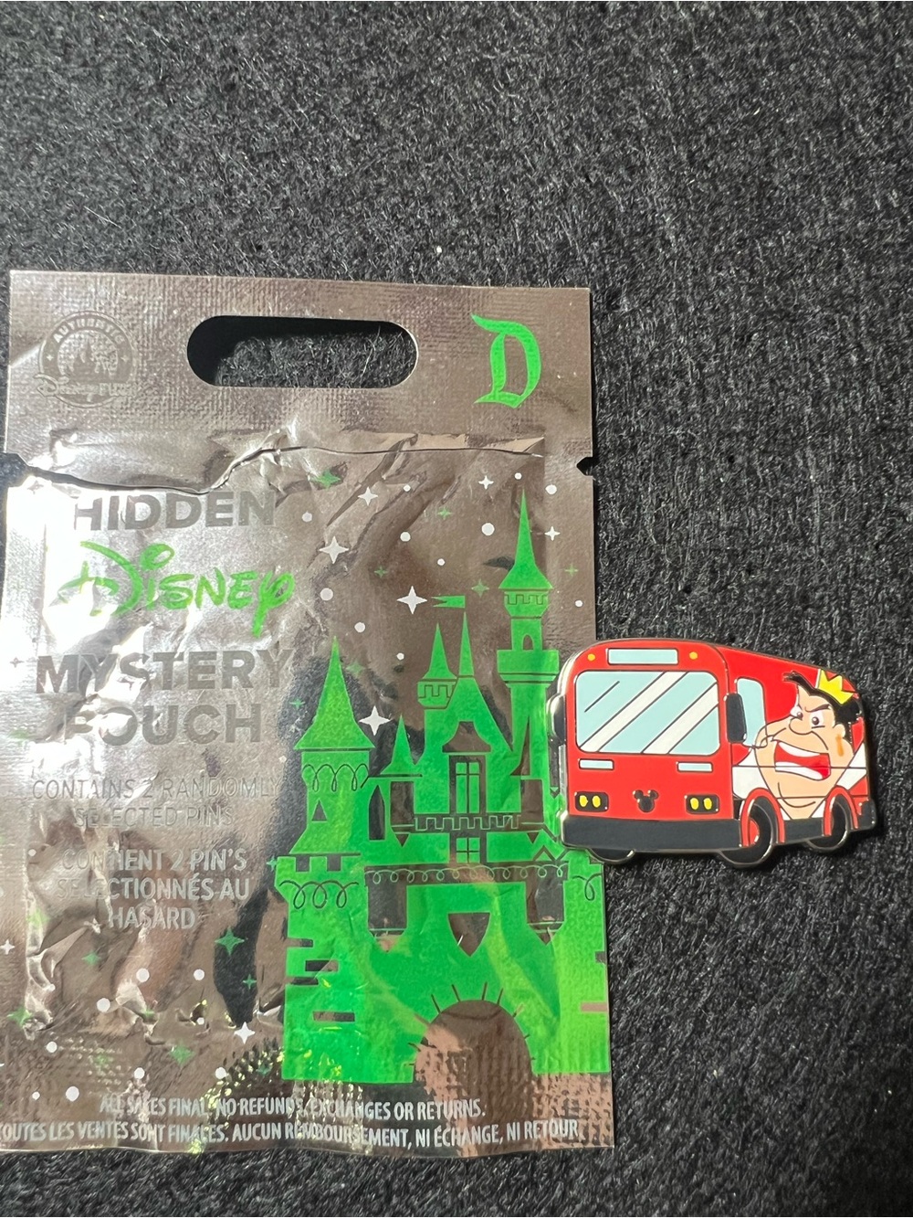 Disney hidden Mickey Queen of hearts Chaser bus pin. Wave A 2026